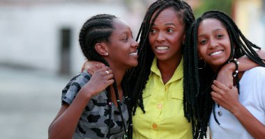 Komik anne dışarıda kızlarına sarılıyor. Afrikalı siyah etnik köken aile sevgisi ve sevgisi