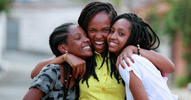 Komik anne dışarıda kızlarına sarılıyor. Afrikalı siyah etnik köken aile sevgisi ve sevgisi