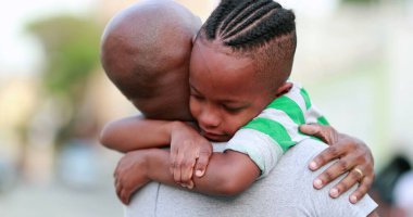 Çocuk kucaklayan baba. Arka oğul ve baba kaynaşıyor. Aile aşkı kucaklaşması