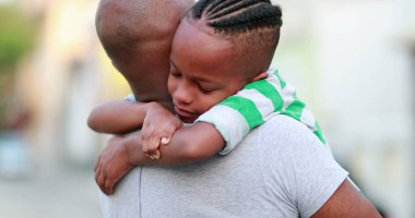 Çocuk kucaklayan baba. Arka oğul ve baba kaynaşıyor. Aile aşkı kucaklaşması