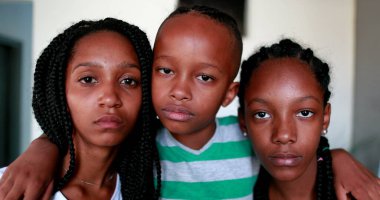 Afrikalı Amerikalı çocuklar kameraya bakıyor. Küçük oğlan ve genç kızlar. Melez ırk siyah ırk çocukları