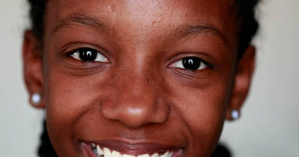 Junge Schwarze Afrikanerin Öffnet Lächelnde Augen Die Kamera Kindergesicht Großaufnahme — Stockfoto