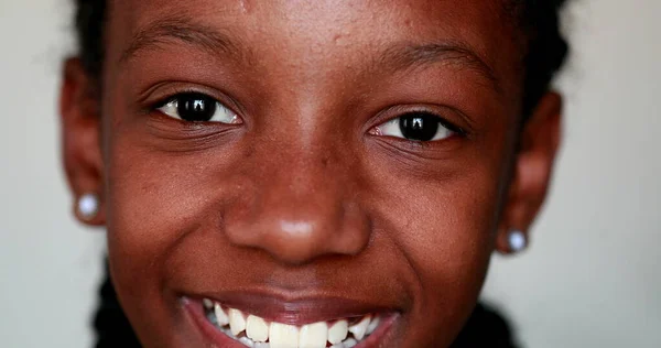 Genç Siyahi Afrikalı Kız Kameraya Gülümseyen Gözlerini Açıyor — Stok fotoğraf