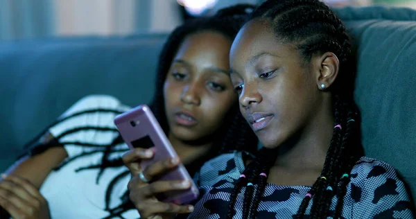 Twee Meisjes Die Nachts Naar Een Mobieltje Kijken Zwarte Afrikaanse — Stockfoto