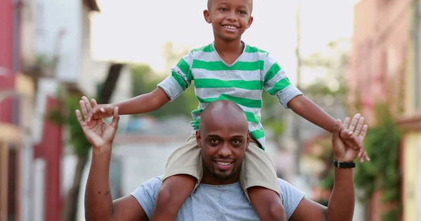 Son Top Father Shoulders African Black Parent Child Bonding Together — Stockfoto