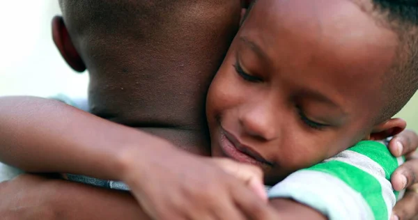 Hijo Abrazando Padre Africano Niño Abrazando Papá Sincero Amor Auténtico —  Fotos de Stock