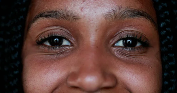 Mosolygó Boldog Fekete Afro Amerikai Fiatal Szeme Arc Nézi Kamerát — Stock Fotó