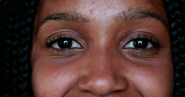 Sorrindo Feliz Preto Afro Americano Jovem Mulher Olhos Rosto Olhando — Fotografia de Stock