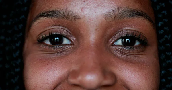 Sonriendo Feliz Negro Afroamericano Joven Mujer Ojos Cara Mirando Cámara —  Fotos de Stock