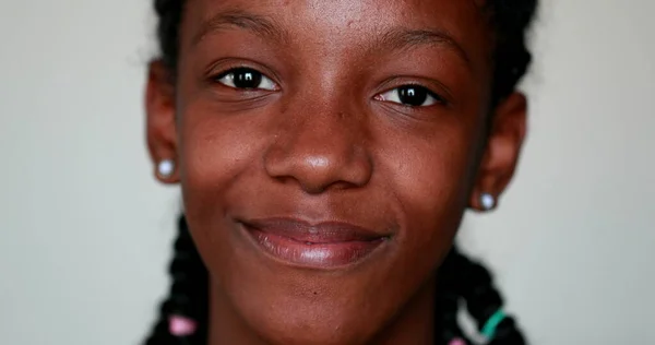 Retrato Negro Adolescente Niña Cerrando Abriendo Los Ojos Adolescente Afroamericana — Foto de Stock