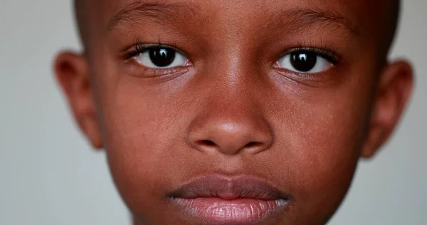 Mieszane Dziecko Rasy Bliska Portret Twarzy Afroamerykanin Patrzący Kamerę — Zdjęcie stockowe