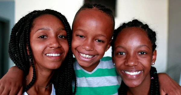 Братик Обнимает Сестёр Подростков Дети Африканской Смешанной Расы — стоковое фото