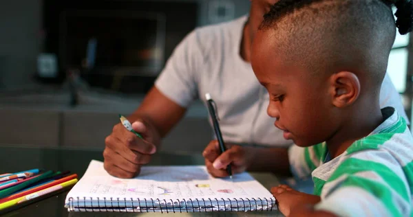 Ragazzino Che Studia Casa Facendo Compiti Con Aiuto Del Padre — Foto Stock