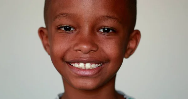 Menino Sorridente Feliz Criança Etnia Afro Americana — Fotografia de Stock