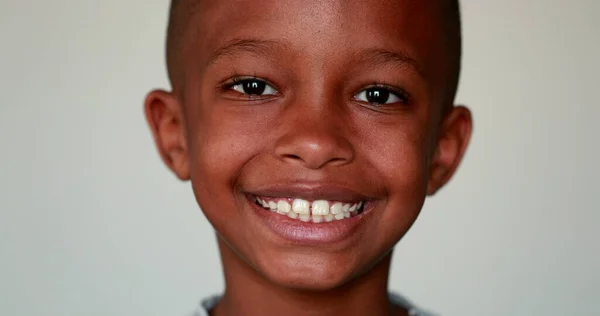 Menino Sorridente Feliz Criança Etnia Afro Americana — Fotografia de Stock