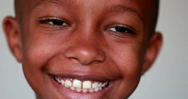 Joyeux Enfant Métis Souriant Caméra Petit Garçon Afro Américain Portrait — Photo
