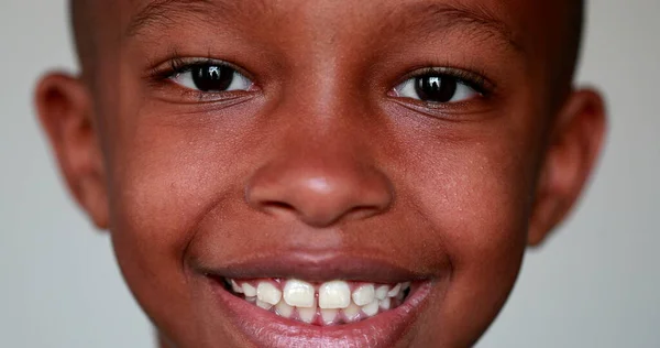 Счастливый Ребенок Смешанной Расы Улыбается Камеру Портрет Афроамериканского Мальчика Крупным — стоковое фото