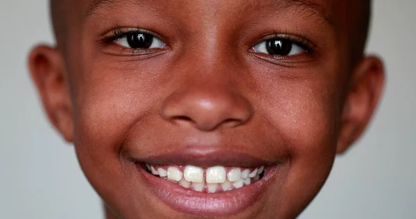 Šťastný Smíšený Závod Dítě Usmívá Kameru Africký Americký Malý Chlapec — Stock fotografie