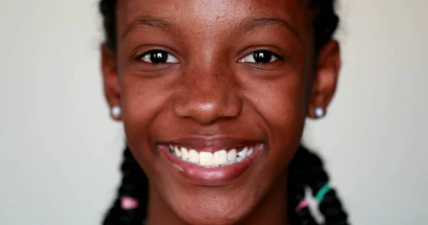 Happy Black African Girl Close Face Smiling Camera Portrait Teen — 图库照片