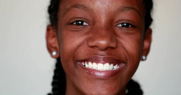Szczęśliwa Czarna Afrykańska Dziewczyna Bliska Uśmiecha Się Kamery Portret Nastolatki — Zdjęcie stockowe