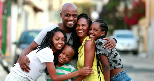 Dışarıda Fotoğraf Için Duran Mutlu Afrika Aile Portresi Neşeli Siyahi — Stok fotoğraf