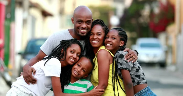 Dışarıda Fotoğraf Için Duran Mutlu Afrika Aile Portresi Neşeli Siyahi — Stok fotoğraf