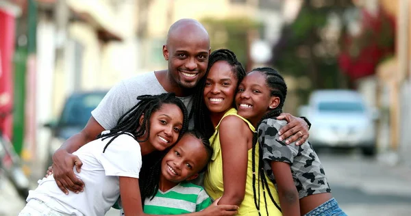 Gelukkig Afrikaans Familieportret Voor Foto Buiten Vrolijke Zwarte Ouders Kinderen — Stockfoto