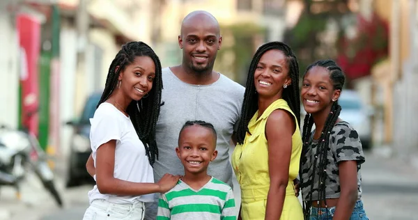Gelukkig Afrikaans Familieportret Voor Foto Buiten Vrolijke Zwarte Ouders Kinderen — Stockfoto