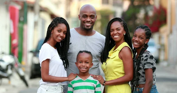 Gelukkig Afrikaans Familieportret Voor Foto Buiten Vrolijke Zwarte Ouders Kinderen — Stockfoto