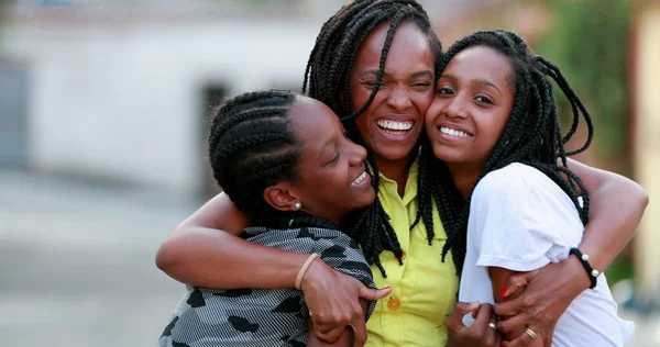 Madre Graciosa Abrazando Hijas Afuera Africano Negro Etnia Familia Amor —  Fotos de Stock