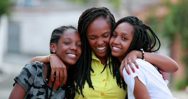 Madre Graciosa Abrazando Hijas Afuera Africano Negro Etnia Familia Amor —  Fotos de Stock