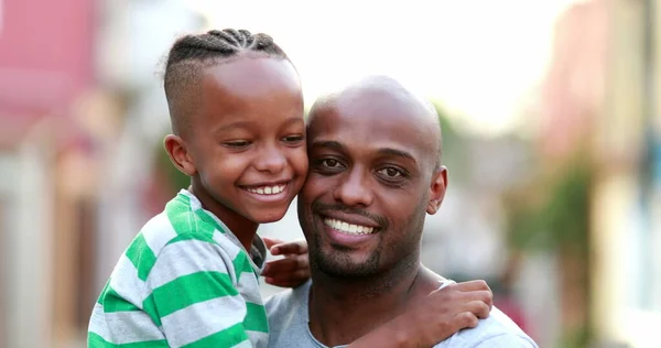 Vader Kietelt Kind Zoon Afrikaanse Zwarte Etniciteit Ouder Kind Binding — Stockfoto