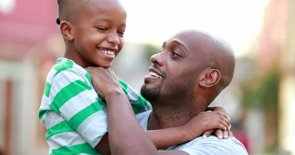 Vader Kietelt Kind Zoon Afrikaanse Zwarte Etniciteit Ouder Kind Binding — Stockfoto