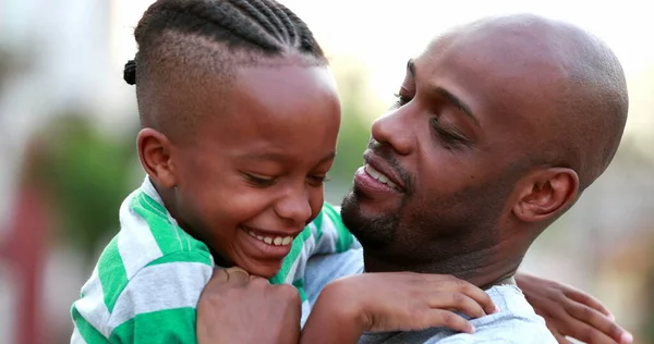 Vader Kietelt Kind Zoon Afrikaanse Zwarte Etniciteit Ouder Kind Binding — Stockfoto