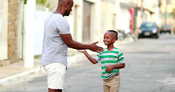 Vader Zoon Speciale Handdruk Groeten Vader Kind Binding Zwarte Etniciteit — Stockfoto
