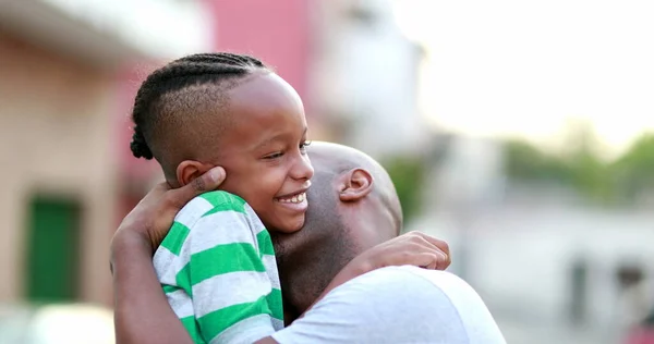 Padre Hijo Aman Cuidado Afecto Africano Papá Abrazos Con Niño —  Fotos de Stock