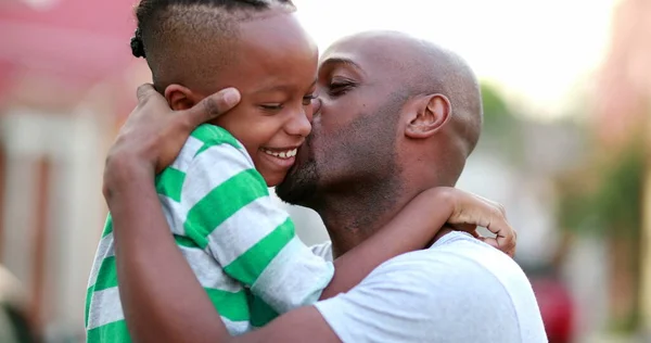 Pai Filho Amam Carinho Carinho Africano Pai Abraçando Com Filho — Fotografia de Stock