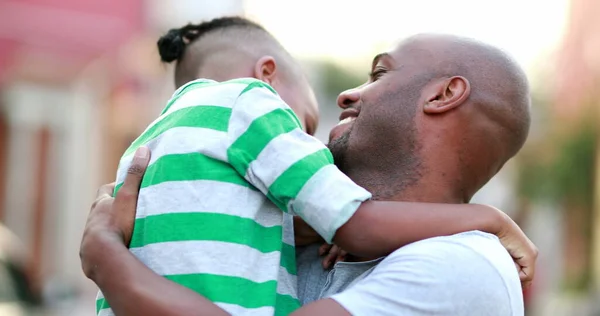 Padre Hijo Aman Cuidado Afecto Africano Papá Abrazos Con Niño —  Fotos de Stock