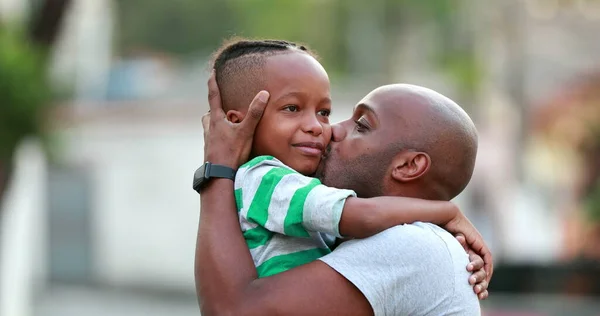 Vader Zoon Liefde Genegenheid Zwarte Afrikaanse Etniciteit Papa Kind Omhelzen — Stockfoto