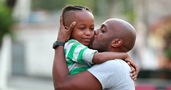 Vader Zoon Liefde Genegenheid Zwarte Afrikaanse Etniciteit Papa Kind Omhelzen — Stockfoto