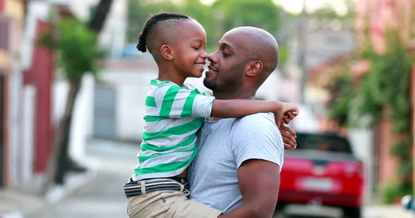 Padre Hijo Haciendo Beso Esquimal Papá Negro Africano Niño Unen —  Fotos de Stock