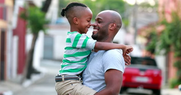 Padre Hijo Haciendo Beso Esquimal Papá Negro Africano Niño Unen —  Fotos de Stock