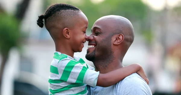 Pai Filho Beijar Esquimós Pai Negro Africano Criança Unindo Amor — Fotografia de Stock
