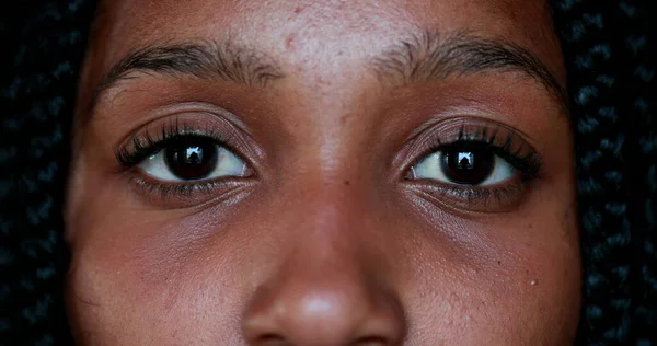 Yakın Plan Genç Afrikalı Siyah Kız Gözleri Yüzü Kameraya Bakıyor — Stok fotoğraf