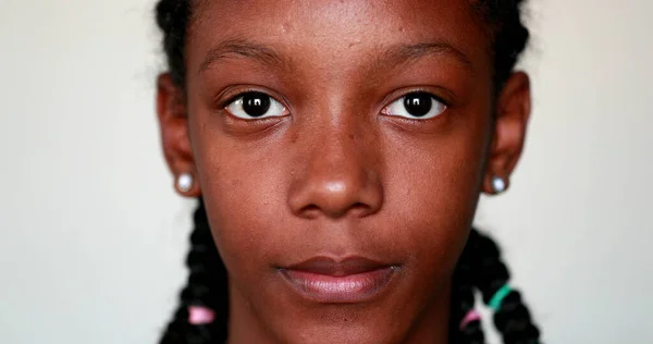 Primer Plano Africano Negro Chica Cara Mirando Fijamente Cámara Retrato — Foto de Stock