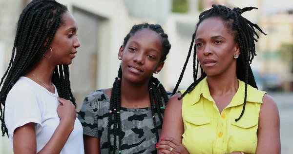 Casual Negro Africano Madre Adolescente Hijas Pie Fuera Sonriendo Riendo —  Fotos de Stock