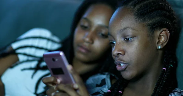 Onbeschaamde Zwarte Meisjes Die Naar Een Gsm Scherm Kijken Afro — Stockfoto