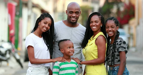 Mooie Zwarte Familie Glimlachend Naar Camera Afrikaanse Ouders Kinderen Die — Stockfoto