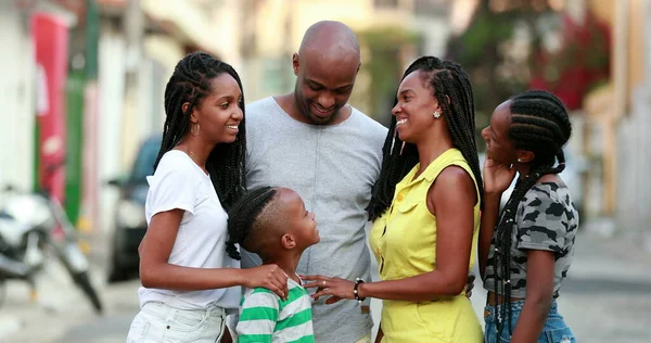 Mooie Zwarte Familie Glimlachend Naar Camera Afrikaanse Ouders Kinderen Die — Stockfoto