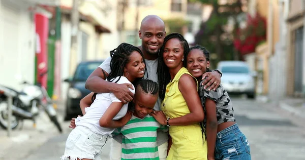 Güzel Siyah Aile Kucaklaşması Sevgi Dolu Bir Baba Karısına Çocuklarına — Stok fotoğraf